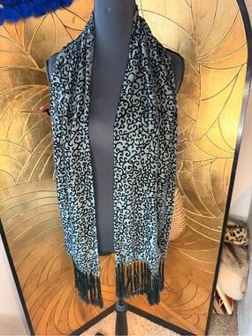 Black Scrollwork Pattern Fringe Scarf - gray Black